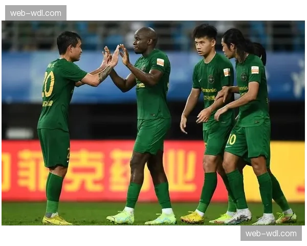 浙江队边锋埃弗拉训练中与队友碰撞，经检查为轻微脑震荡