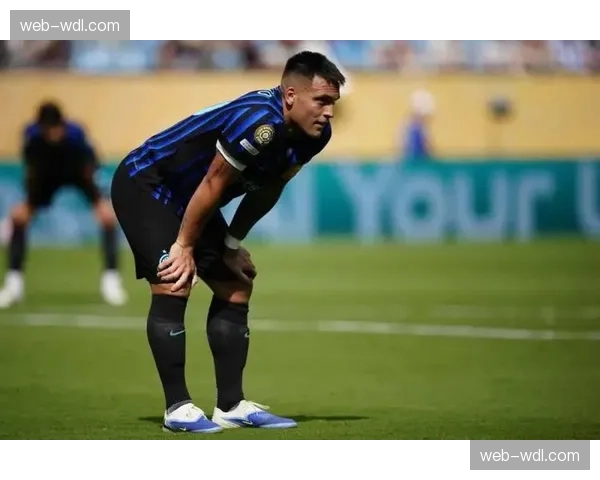 国米抵达曼彻斯特,劳塔罗出席赛前发布会神情轻松