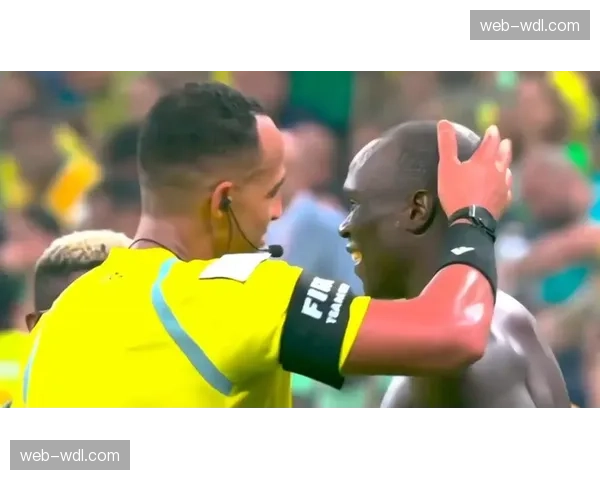 实时:布雷斯特球员因危险动作被直接红牌罚下 实时:布雷斯特球员因危险动作被直接红牌罚下